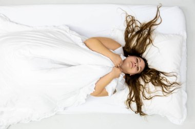 Mutlu, kendinden emin, kıvrımlı, seksi, kilolu, uzun saçlı, tombul bir kadın. Güzel, esmer, şişman bir kız. Hayattan zevk alıyor, güzel bir gün. Yatak odasında dinleniyor, fotokopi çekiyor.