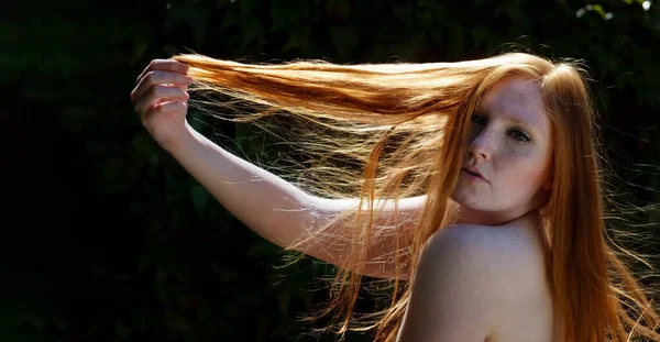 Портрет Молодой Сексуальной Соблазнительной Красивой Женщины Рыжеволосой Рыжими Волосами Подсветка — стоковое фото