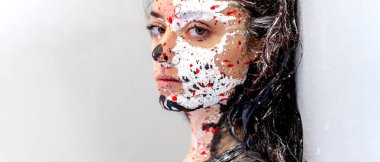 Çekici, genç, gururlu ve sert görünümlü esmer bir kadının çekici portresi. Beyaz, siyah ve kırmızı noktalar. Dekoratif, yaratıcı, soyut resim, makyaj, uzay kopyası.