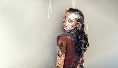 Genç, seksi, baştan çıkarıcı, baştan çıkarıcı, iç çamaşırlarıyla, spor kıyafetleriyle siyah beyaz boyayla boyanmış,