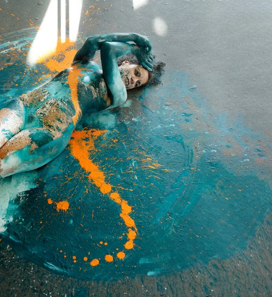 Εκφραστική Σέξι Γυμνή Γυναίκα Κομψό Στο Πάτωμα Τυρκουάζ Μπλε Και — Φωτογραφία Αρχείου