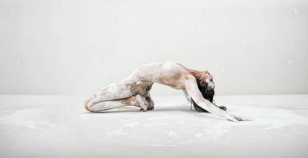 Mujer Desnuda Joven Cubierta Pintura Color Blanco Suelo Elegante Ejercicio —  Fotos de Stock