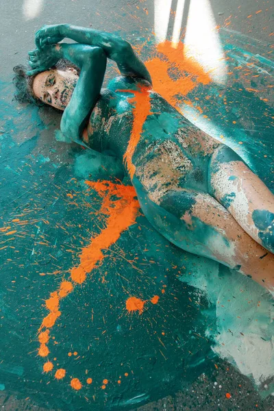 Εκφραστική Σέξι Γυμνή Γυναίκα Στο Πάτωμα Τυρκουάζ Μπλε Και Πορτοκαλί — Φωτογραφία Αρχείου