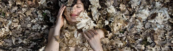 褐色の髪と目を閉じた美しいセクシーな若い女性の広いパノラマバナーの肖像画 白い穴の開いたカエデの紅葉と 森林浴 新林曲 コピースペース — ストック写真