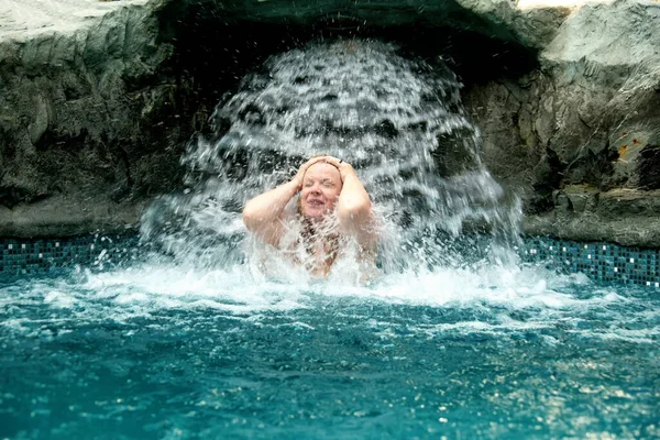 Mooie Oudere Volwassen Sexy Roodharige Vrouw Onder Het Spetterende Water — Stockfoto