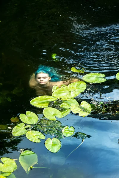 섹시하고 매력적 매력적 인어공주 사이의 강에서 헤엄치고 파란색 머리를 — 스톡 사진