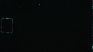 Eski süper 8 mm 'lik film kaplamasında hasar ve çıkıntı deliği var. Film kiri, saç, gürültü, çizikler ve film tahıl dokusu. Eski tip efektler ve arşiv görüntüleri için. Eski film şeridi çalışıyor..