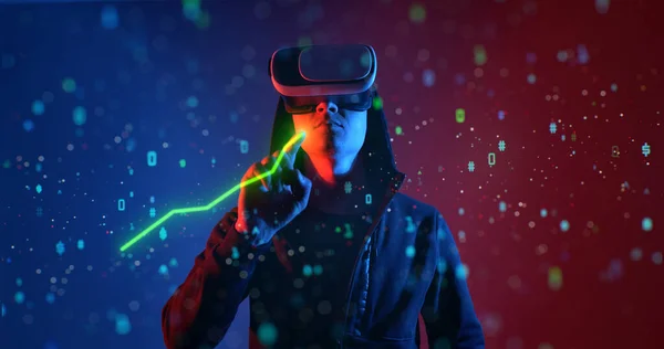VR kulaklık kullanan bir adama karşı veri işleme ile dijital arayüz. Dijital Finansal Verilerle Çalışan Adam. Yenilik kavramı. Geliştirilmiş gerçeklik, sanal gerçeklik, gelecekteki teknoloji, oyun konsepti.