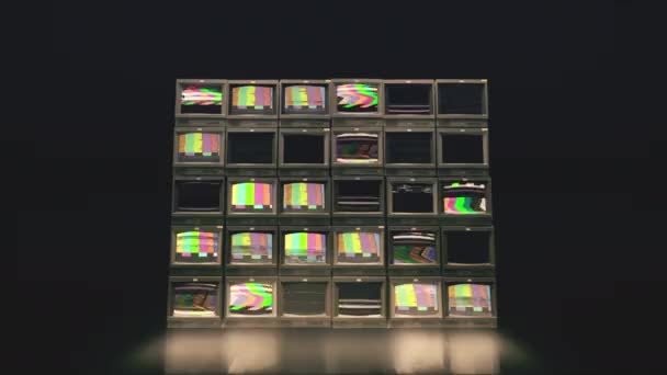 Retro 90s TV Wall. Pila de 30 Vintage TV rota encendiendo pantallas verdes. Un montón de televisores cromakey en una habitación oscura. Barras de color y estática. Listo para reemplazar la pantalla — Vídeo de stock