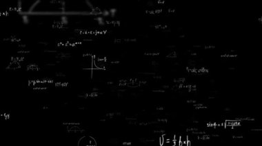 Kamera, Beyaz Matematik formülleri ve denklemlerinden oluşan matris boyunca uçar. El yazısıyla yazılmış geometrik şekiller, hesaplamalar ve matematiksel analizler. Bilişsel süreç kavramı. Kusursuz döngü