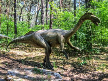 Ormanda iki bacaklı otçul dinozor.