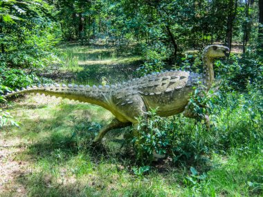 Ormanda iki bacaklı otçul dinozor.