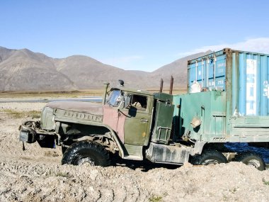 Bilibino, Rusya - 21 Haziran 2014: Yollar Çukotka, Rusya. Toprak yollar ve kuzey bölgeleri için taşıma