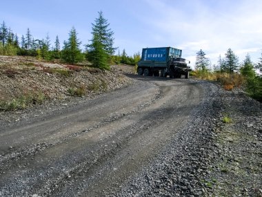 Bilibino, Rusya - 21 Haziran 2014: Yollar Çukotka, Rusya. Toprak yollar ve kuzey bölgeleri için taşıma