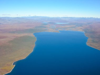 Doğa ve Çukotka köyleri helikopterin yükseklikten görünümü.
