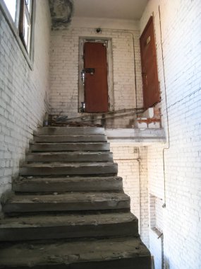 RTI-lastik bina terk edilmiş. Çöp ve terk edilmiş bir binada tesislerinde çamura.