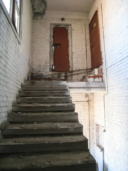 RTI-lastik bina terk edilmiş. Çöp ve terk edilmiş bir binada tesislerinde çamura.