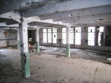 RTI-lastik bina terk edilmiş. Çöp ve terk edilmiş bir binada tesislerinde çamura.