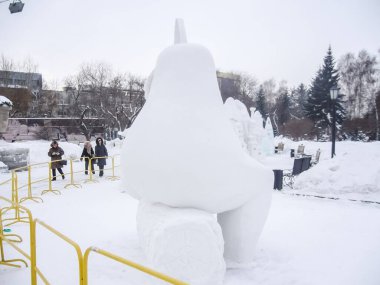 Moskova, Rusya - 20 Ocak 2016: Kar heykeller heykeltraşlar kar beceri heykelleri kar, Moskova'da Gorki Park.