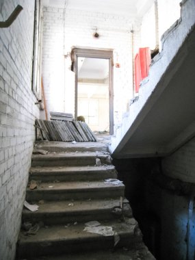 RTI-lastik bina terk edilmiş. Çöp ve terk edilmiş bir binada tesislerinde çamura.