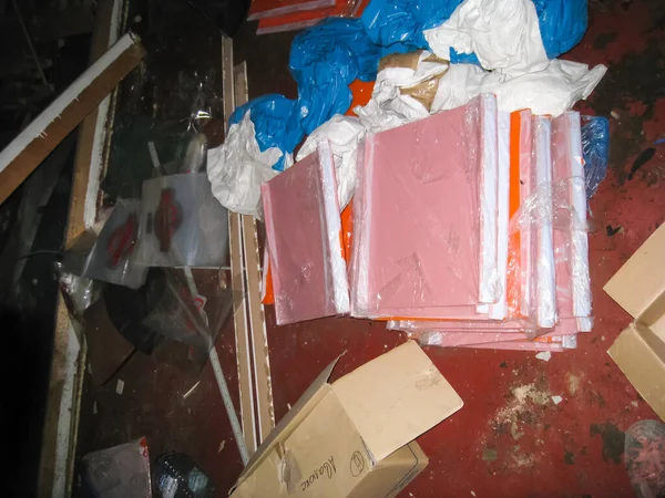 Moskova, Rusya - 12 Haziran 2015: Çöp ve terk edilmiş bir binada eski mobilya.