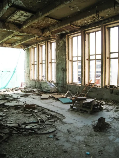 RTI-lastik bina terk edilmiş. Çöp ve terk edilmiş bir binada tesislerinde çamura.