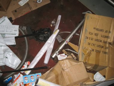 Moskova, Rusya - 12 Haziran 2015: Çöp ve terk edilmiş bir binada eski mobilya.