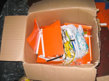 Moskova, Rusya - 12 Haziran 2015: Çöp ve terk edilmiş bir binada eski mobilya.