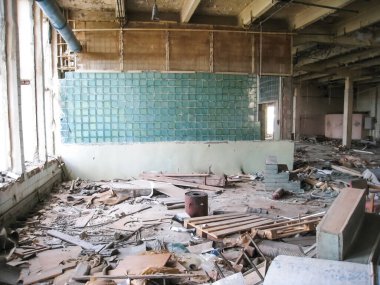 RTI-lastik bina terk edilmiş. Çöp ve terk edilmiş bir binada tesislerinde çamura.