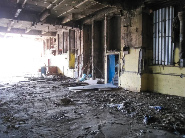 Rti ゴムを構築を放棄しました ゴミや放棄された建物の敷地内の汚れ — ストック写真