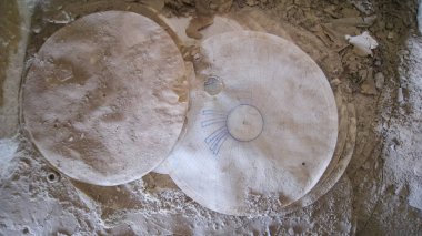 Moskova, Rusya - 12 Haziran 2015: Çöp ve terk edilmiş bir binada eski mobilya.