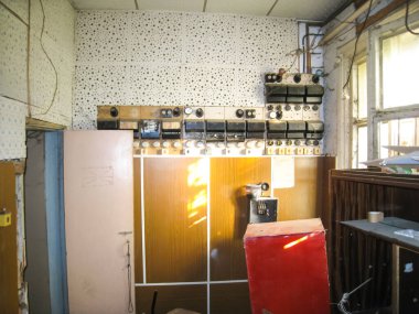 Çöp ve terk edilmiş bir binada eski mobilya.