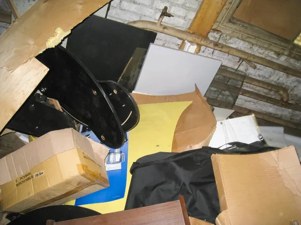 Moskova, Rusya - 12 Haziran 2015: Çöp ve terk edilmiş bir binada eski mobilya.