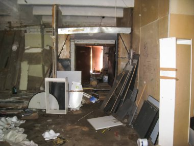 Moskova, Rusya - 12 Haziran 2015: Çöp ve terk edilmiş bir binada eski mobilya.