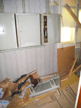 Moskova, Rusya - 12 Haziran 2015: Çöp ve terk edilmiş bir binada eski mobilya.