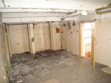 RTI-lastik bina terk edilmiş. Çöp ve terk edilmiş bir binada tesislerinde çamura.