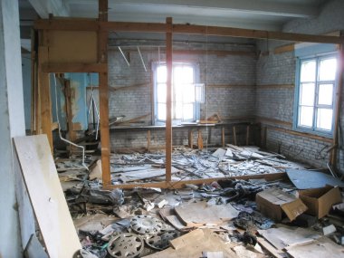 Moskova, Rusya - 12 Haziran 2015: Çöp ve terk edilmiş bir binada eski mobilya.