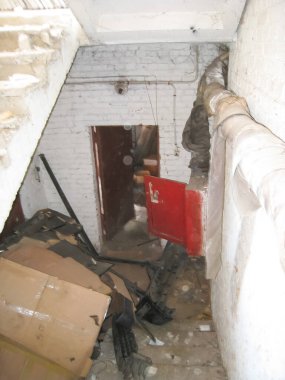 Moskova, Rusya - 12 Haziran 2015: Çöp ve terk edilmiş bir binada eski mobilya.