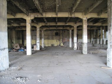 RTI-lastik bina terk edilmiş. Çöp ve terk edilmiş bir binada tesislerinde çamura.