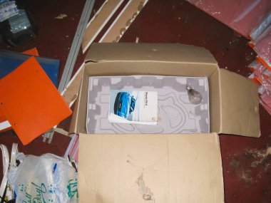 Moskova, Rusya - 12 Haziran 2015: Çöp ve terk edilmiş bir binada eski mobilya.