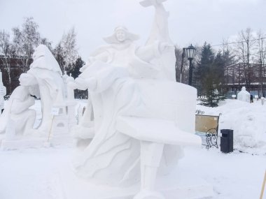 Moskova, Rusya - 20 Ocak 2016: Kar heykeller heykeltraşlar kar beceri heykelleri kar, Moskova'da Gorki Park.