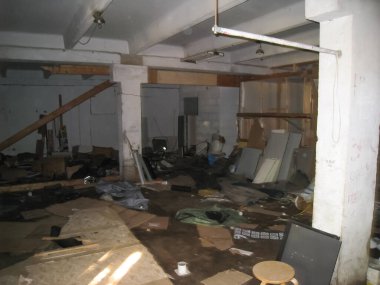 Moskova, Rusya - 12 Haziran 2015: Çöp ve terk edilmiş bir binada eski mobilya.