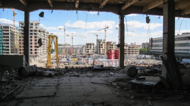 RTI-lastik bina terk edilmiş. Çöp ve terk edilmiş bir binada tesislerinde çamura.