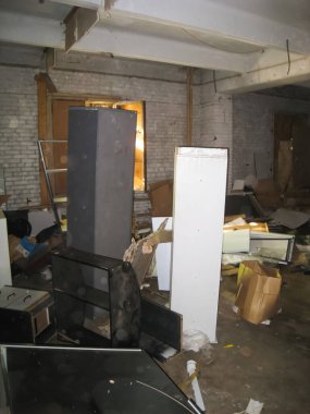 Moskova, Rusya - 12 Haziran 2015: Çöp ve terk edilmiş bir binada eski mobilya.