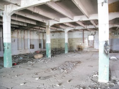 RTI-lastik bina terk edilmiş. Çöp ve terk edilmiş bir binada tesislerinde çamura.