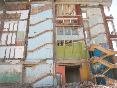 RTI-lastik bina terk edilmiş. Çöp ve terk edilmiş bir binada tesislerinde çamura.