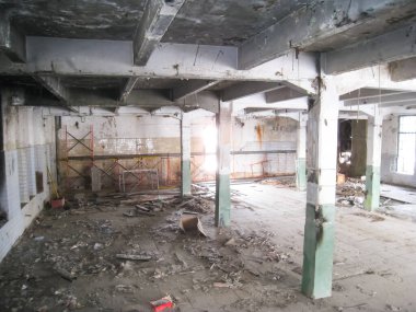 RTI-lastik bina terk edilmiş. Çöp ve terk edilmiş bir binada tesislerinde çamura.