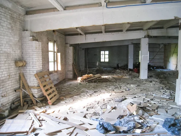 RTI-lastik bina terk edilmiş. Çöp ve terk edilmiş bir binada tesislerinde çamura.