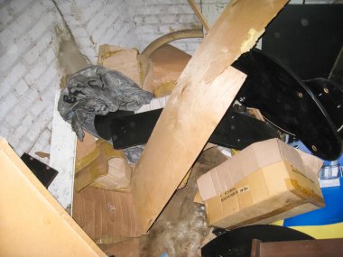 Moskova, Rusya - 12 Haziran 2015: Çöp ve terk edilmiş bir binada eski mobilya.