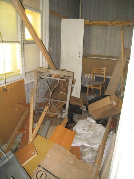 Москва, Россия - 12 июня 2015 г.: Мусор и старая мебель в заброшенном здании
.